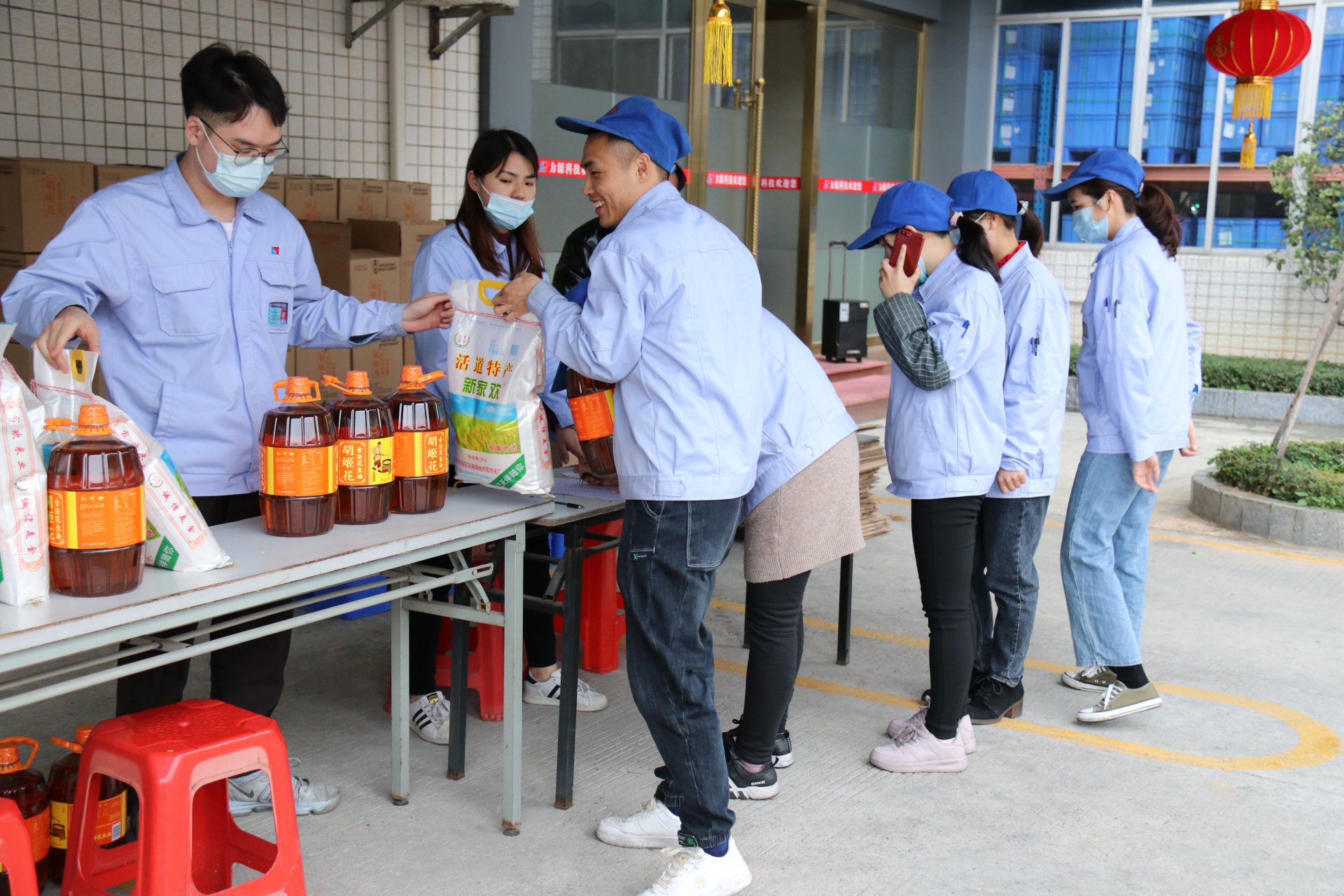 金牛送福，喜迎新春——力源科技向全體員工發放春節福利